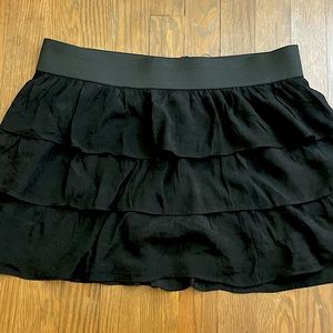 vintage guess mini ruffle skirt with zipper and elastic waist band 💝